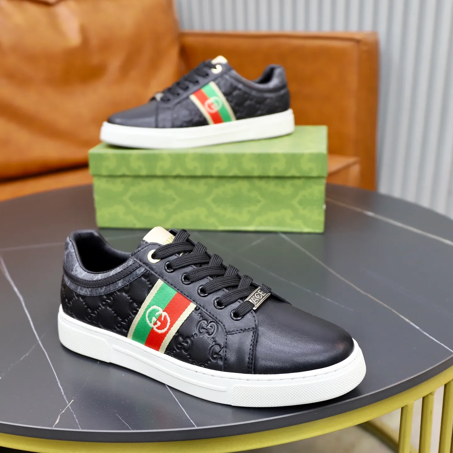 Ex-factory price: 440💰🙅‍♂️🙅‍♂️🙅‍♂️ Brand: GUCCI Standard code: 38-44 (45 customized) Grade: Same as the official website Material: Original material splicing Comfortable and breathable lining Lightweight and wear-resistant sports outsole Style category: Men's fashionable casual shoes Running sneakers Distinguished luxury brand elements Top luxury Color: actual picture color